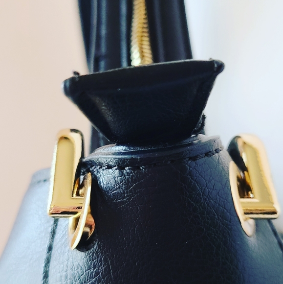 Black Shoulder Bag/Zippers design - Picture 3 of 7